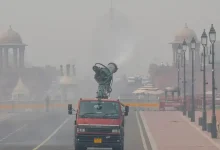 દિલ્હી પ્રદૂષણના ખતરનાક સ્તર દર્શાવતો ફોટો, જ્યાં GRAP-4 ના પ્રતિબંધો લાગુ છે.