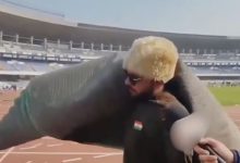 મેસ્સીનાં કાર્યક્રમમાં હોબાળો: રોષે ભરાયેલો ચાહક આખું કાર્પેટ ઉઠાવીને લઇ ગયો! જુઓ વિડીયો