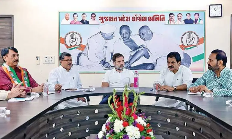 'નશામુક્ત ગુજરાત' અભિયાન: કોંગ્રેસે જાહેર કર્યો હેલ્પલાઇન નંબર, મહિલા કાર્યકર્તાઓની 'જનતા રેડ'ની ચીમકી