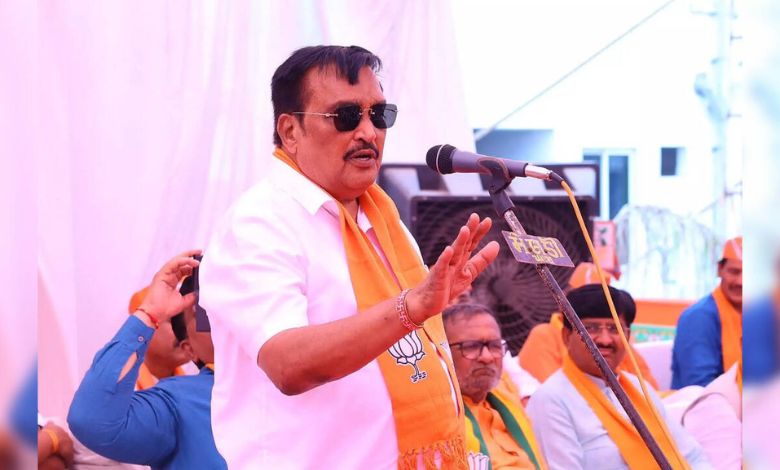 સી.આર. પાટીલના ગઢમાં ગાબડું, ભાજપના 50થી વધુ હોદ્દેદારોના રાજીનામાથી ખળભળાટ