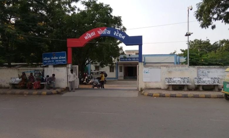 રાજકોટ: "અમારામાં વહુઓને બાળવાનો રિવાજ છે", સસરાની ધમકી અને અંધશ્રદ્ધાના ત્રાસની પરણિતાની ફરિયાદ...