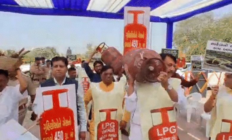ગુજરાત વિધાનસભામાં ખાલી બાટલા અને લાકડા સાથે કોંગ્રેસના ધારાસભ્યોનો હલ્લાબોલ...