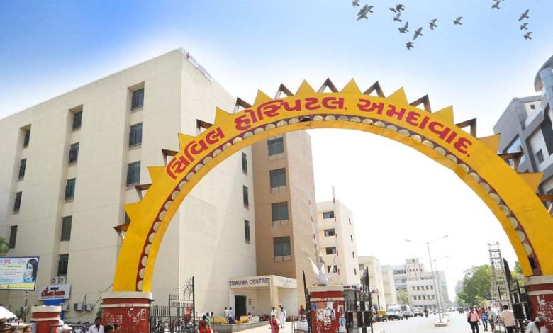 અમદાવાદ સિવિલમાં દારૂની પરમિટના નામે લાખોની ઉચાપત, પાંચ કર્મચારીઓ સામે ગાજ