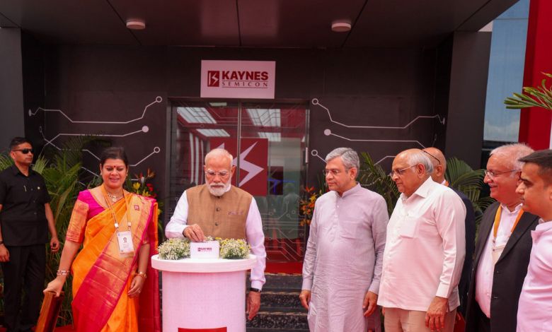 પીએમ મોદીએ સાણંદમાં સેમીકન્ડક્ટર OSAT ફેસિલિટી પ્લાન્ટનું ઉદ્ઘાટન કર્યું