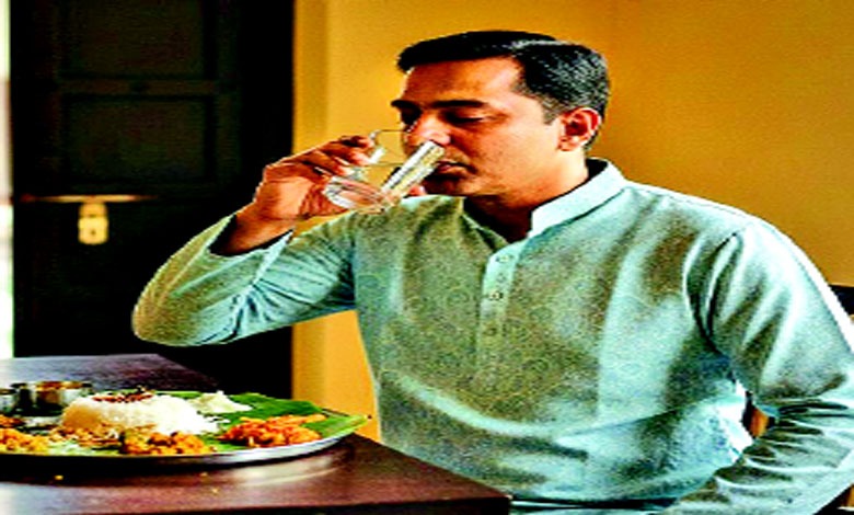 વિશેષઃ જમતી વખતે પાણી પીવું જોઈએ કે નહીં?