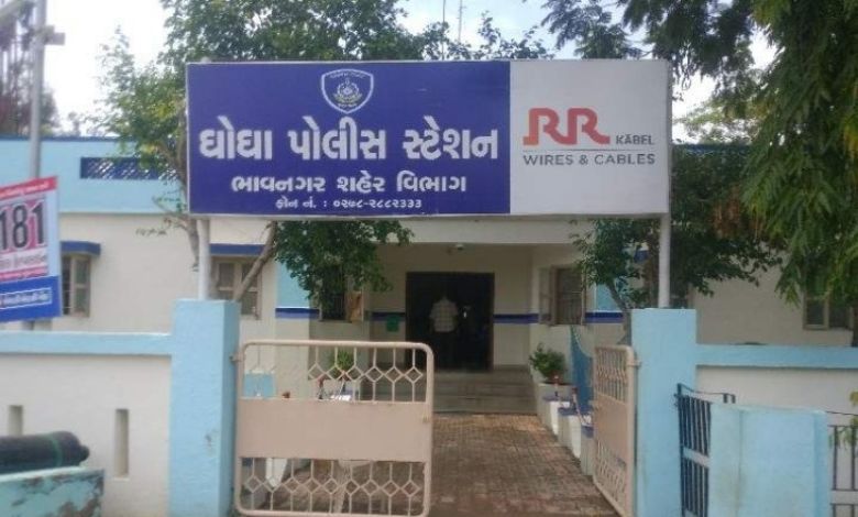 હીરાના કારખાનાનો હિસાબ માંગતા આધેડ પર લાકડાના ધોકાથી હુમલો; બે શખ્સો સામે પોલીસ કાર્યવાહી