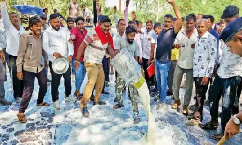 દહેગામમાં ડેરી વિવાદ વકર્યોઃ 'મધુર ડેરીમાં દૂધ નહીં તો વોટ નહીં'ના નારા સાથે ધારાસભ્યનો વિરોધ
