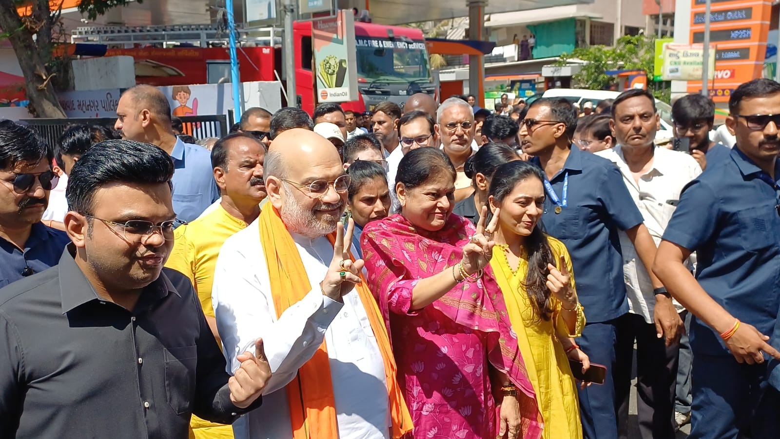 કેન્દ્રીય મંત્રી શાહે પરિવાર સાથે નારણપુરામાં અને મુખ્યમંત્રીએ શિલજમાં કર્યું મતદાન