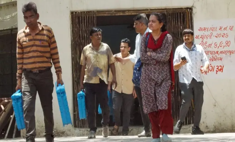 ભરૂચમાં મિણબત્તીના અજવાળે મતદાન; અમદાવાદ-વડોદરામાં ઇવીએમની ખામીથી હાલાકી