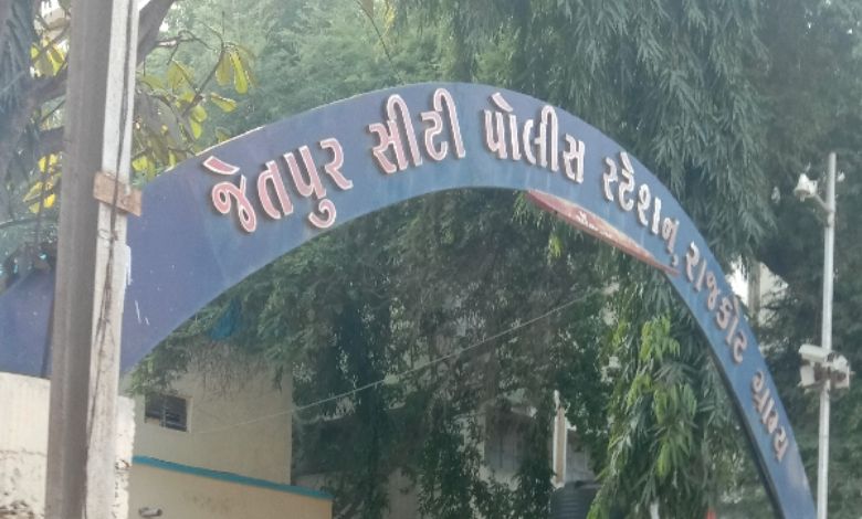 જેતપુરમાં પૈસાની ઉઘરાણી મામલે હોટેલમાં ધમાલ: ટેબલ-ખુરશીઓ રોડ પર ફેંકી કાઉન્ટરના કચ્ચરઘાણ વાળ્યા!