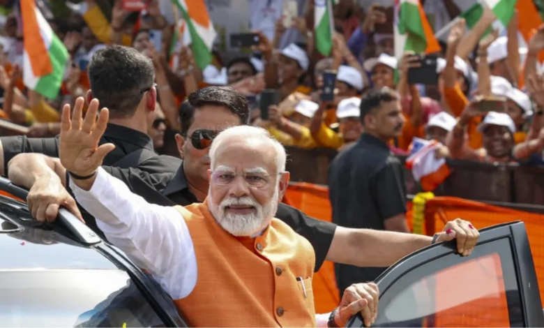 વડોદરામાં પીએમ મોદીનો ભવ્ય રોડ શો અને સરદારધામ-3 નું લોકાર્પણ; ગદા સર્કલથી એરપોર્ટ સુધી કેસરીયો માહોલ