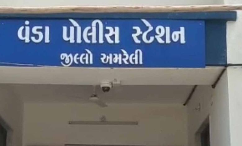 મોબાઈલ અને ગાડી કબજે નહીં કરવાના બદલામાં લાંચ માંગનાર બે પોલીસ કર્મીઓ અને બે વચેટિયા પકડાયા