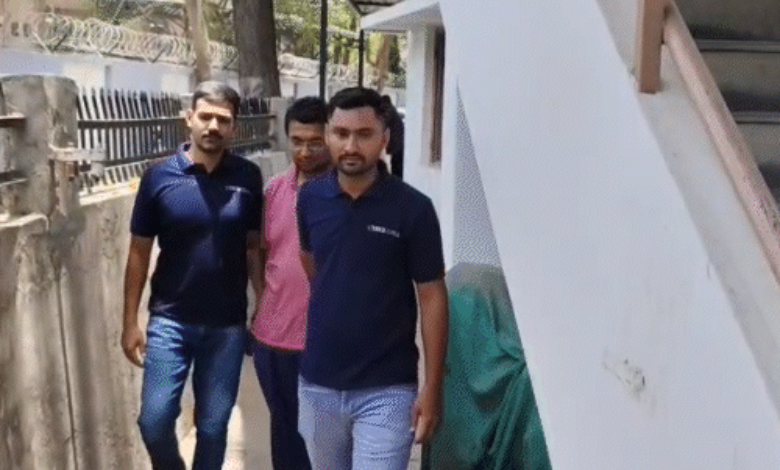 મહાન ગુજરાતી કવિ દલપતરામનો વંશજ સાયબર ફ્રોડમાં ઝડપાયો, કઈ રીતે વૃધ્ધોને લૂંટતો ?