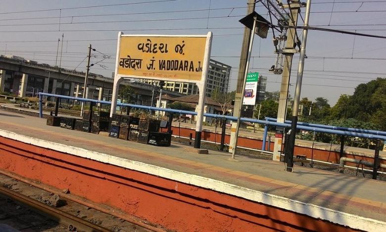 વડોદરામાં બિમાર માતાની સેવા માટે ગયેલી પુત્રવધૂને સસરાએ ઘરમાં ના ઘૂસવા દેતાં આખી રાત રોડ પર બેસી રહી