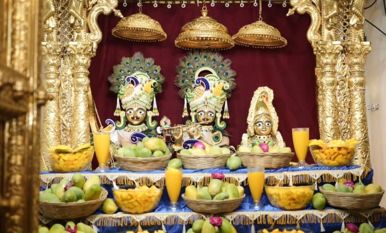 કેરીઓનો પહાડ અને હરિના દિવ્ય દર્શન:  વડતાલમાં 500 કિલો કેસર કેરીના ભવ્ય અન્નકૂટથી