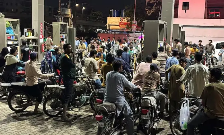 પાકિસ્તાનમાં પેટ્રોલ-ડીઝલના ભાવમાં 6થી 7 રૂપિયાનો ઘટાડો! અત્યારે કેટલો છે ભાવ?