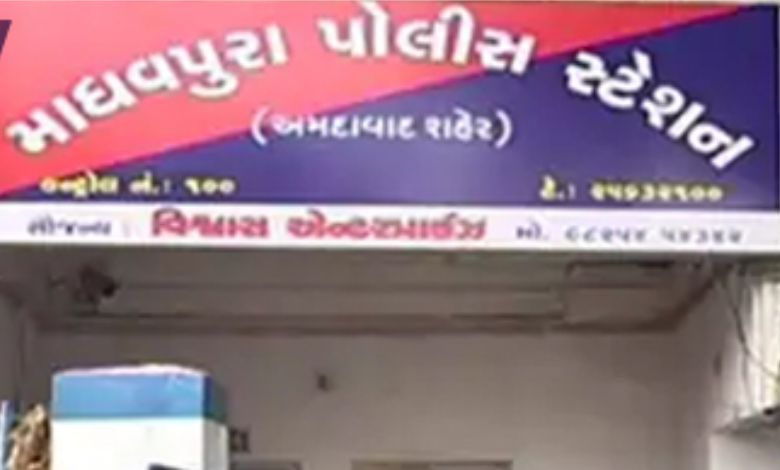 મેટ્રિમોનિયલ સાઇટ પર ડાયવોર્સી હોવાનું કહી બે બાળકોના પિતાએ લગ્નની લાલચે દુષ્કર્મ આચર્યું, મહિલાએ નોંધાવી ફરિયાદ