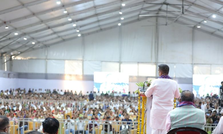 "દીકરા-દીકરી મોબાઈલમાં વ્યસ્ત હોય તો ટોકો નહિ પણ મેદાન-મંદિરે લઈ જાવ" : સુરતમાં હર્ષ સંઘવીની અપીલ