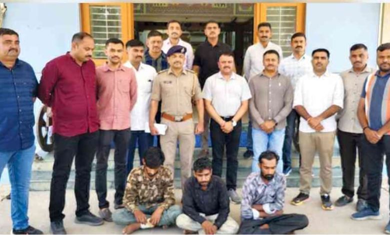 શ્રમિકના વેશમાં અંજાર પોલીસની ૭ કલાક વોચ, ૩૮ ચોરી કરનાર કેબલચોર ત્રિપુટી ઝડપાઈ