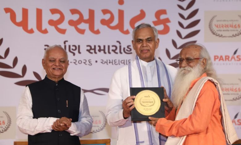 ગુજરાતમાં વર્ષ 2025-26 માટે  સાહિત્યકારોને પારસ ચંદ્રકથી સન્માનિત કરાયા