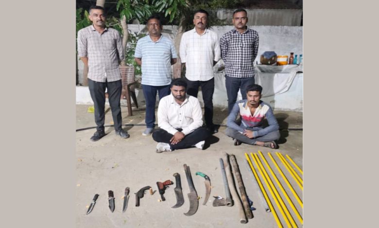 માંડવી: મકાનમાંથી તમંચો-એરગન સહિત હથિયારો ઝડપાયા, બે સગા ભાઈઓની ધરપકડ