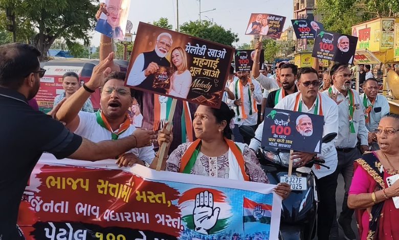 "મેલોડી ખાઓ મોંઘવારી ભૂલ જાઓ" પેપરલીક અને મોંઘવારી મુદ્દે કોંગ્રેસનો આકરો વિરોધ