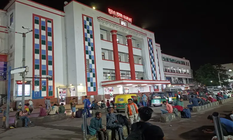 સુરત રેલવે સ્ટેશન પુનર્વિકાસ કાર્ય: પશ્ચિમ રેલવેની આ ટ્રેનોના રૂટમાં કરાયો ફેરફાર, મુસાફરો નોંધ લે