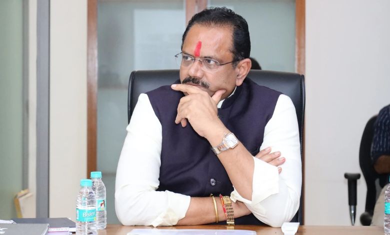 ભાજપ માટે માથાનો દુખાવો બન્યો રાજભા ગઢવીનો વિવાદ! મોઢવાડિયા બાદ હવે જીતુ વાઘાણીનું મૌન!