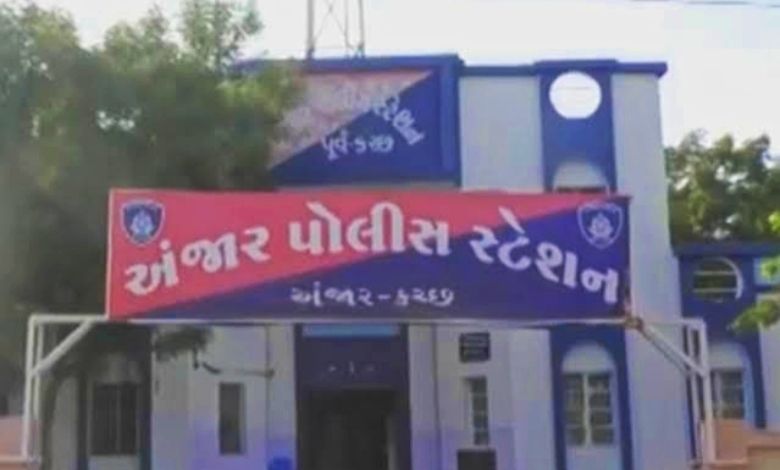 અંજારમાં પતિની જાસૂસીના ચક્કરમાં બ્લેકમેઇલ થઈ ટ્યુશન સંચાલિકા, રૂ. ૭.૫૦ લાખ પડાવ્યા