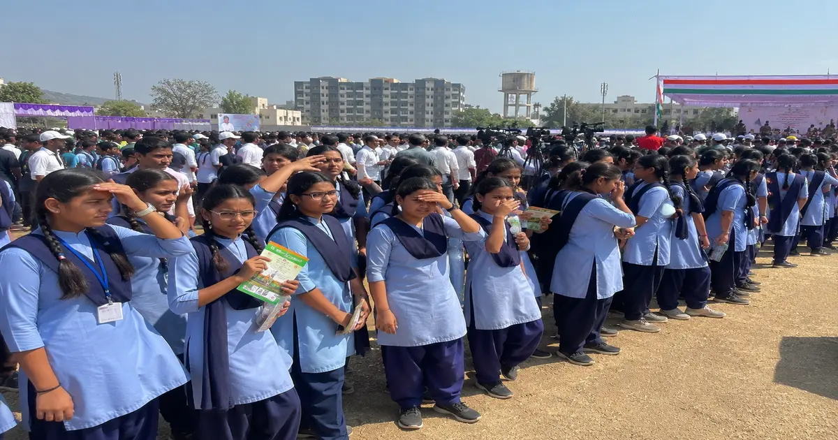 વલસાડમાં સરકારી કાર્યક્રમમાં બાળકોની હાલત કફોડી થઈ, તડકામાં એક કલાક ઊભા રખાયા