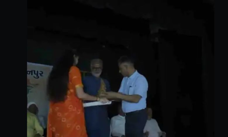 ગુજરાતના આ શહેરમાં ભાજપના વિકસિત ભારત કાર્યક્રમમાં જ લાઈટ જતાં અંધારામાં સન્માન કરાયાં, મંત્રીએ શું કહ્યું ?