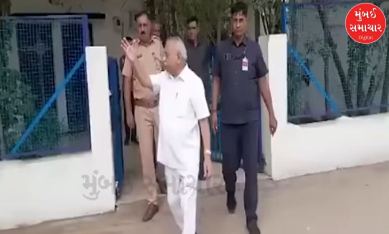 ટ્રાફિક જામમાં ફસાયા પૂર્વ DyCM નીતિન પટેલ: સીધા પોલીસ સ્ટેશને પહોંચી સ્ટાફનો લીધો ઉધડો, વીડિયો વાયરલ
