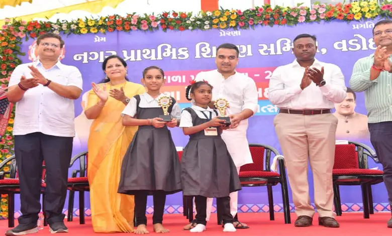 વડોદરામાં ખાનગી શાળાનો મોહ છોડી 1300થી વધુ વિદ્યાર્થી સરકારી સ્કૂલમાં દાખલ થયાં