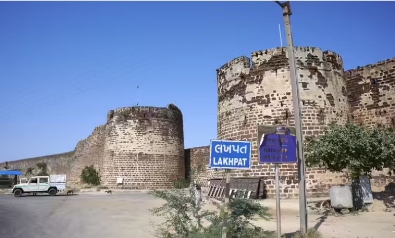 લખપતમાં દફનાવાયેલા યુવાનનો મૃતદેહ કબરમાંથી કેમ બહાર કઢાયો? જાણો વિગત