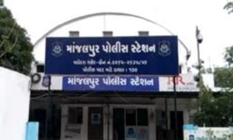 વડોદરામાં કેસ પતાવવા 'લાંચ' લેનારા મહિલા PSI અને ASI સામે પોલીસ કમિશનરની લાલ આંખ, તાત્કાલિક કર્યા સસ્પેન્ડ!