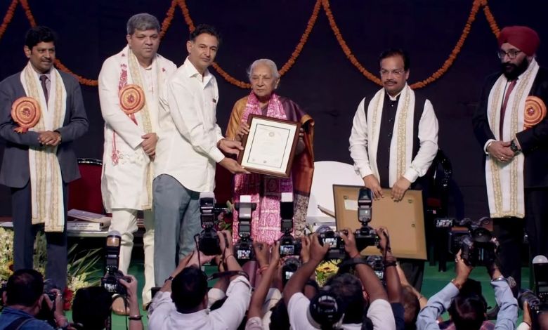 કચ્છની સદીઓ જૂની વિરાસતનું વૈશ્વિક સન્માન ‘રોગાન કળા’ના અનન્ય કારીગર આશિષ કંસારાને ‘ડૉક્ટરેટ’ની પદવી