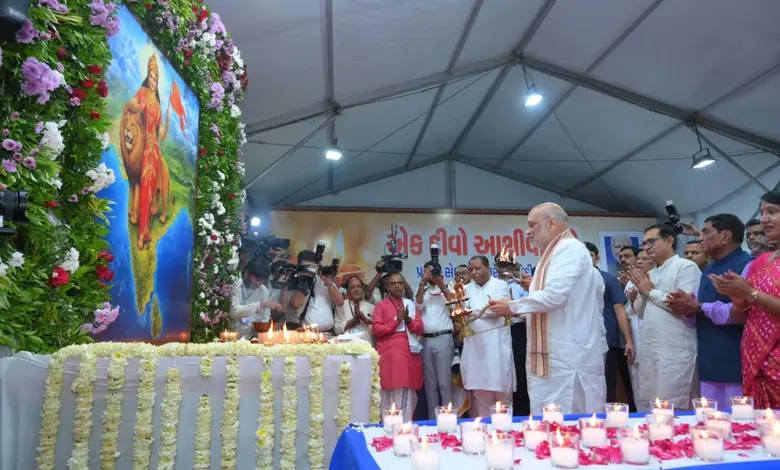 અમદાવાદમાં યોજાયો 'એક દીવો આશીર્વાદનો' કાર્યક્રમ, કાંકરિયા લેકફ્રન્ટ સવા લાખ દીવડાઓથી ઝગમગી ઊઠ્યું