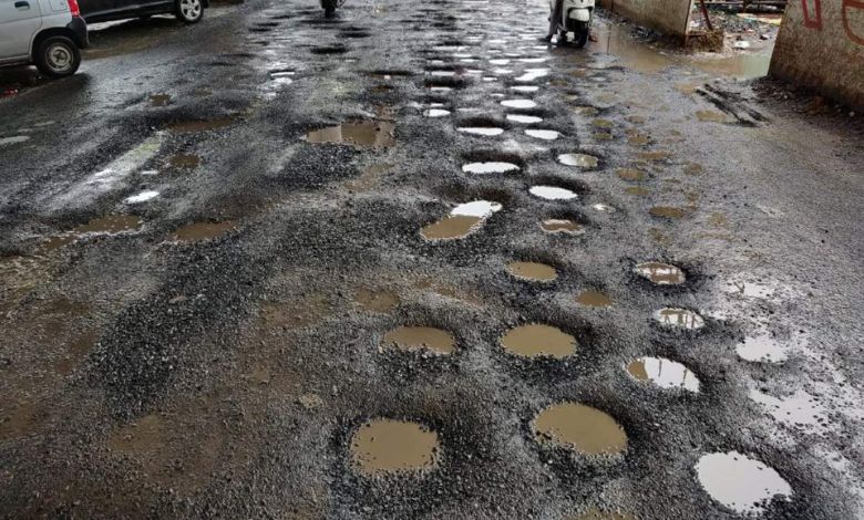 અમદાવાદમાં વરસાદ પહેલા ભૂવા પડી ગયા, પૉશ વિસ્તારમાં પણ સમસ્યા