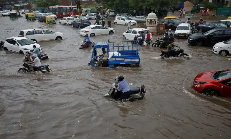 અમદાવાદમાં છેલ્લા 12 કલાકમાં 11 ઈંચ વરસાદ, શહેર બેટમાં ફેરવાયું
