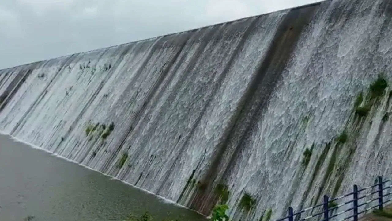 અમરેલીમાં ભારે વરસાદથી ધાતરવડી ડેમ ઓવરફ્લો; સાવરકુંડલામાં દીવાલ પડતા મહિલા ગંભીર