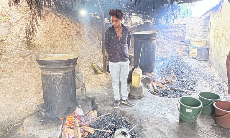 ભાવનગર લઠ્ઠાકાંડ બાદ કચ્છ પોલીસ હરકતમાં; ભીમાસરમાંથી દેશી દારૂની ભઠ્ઠી ઝડપી, અબડાસા અને બિદડામાં થઈ કાર્યવાહી