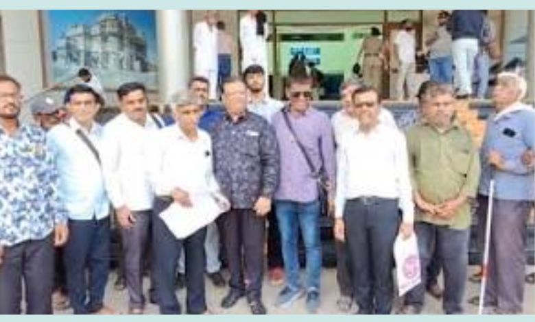 સરકારી અંધશાળાના મુદ્દે દિવ્યાંગ સંગઠનોની કલેક્ટરને આખરી રજૂઆત, 13 ઓગસ્ટ સુધી કામ નહીં થાય તો ધરણાની ચીમકી