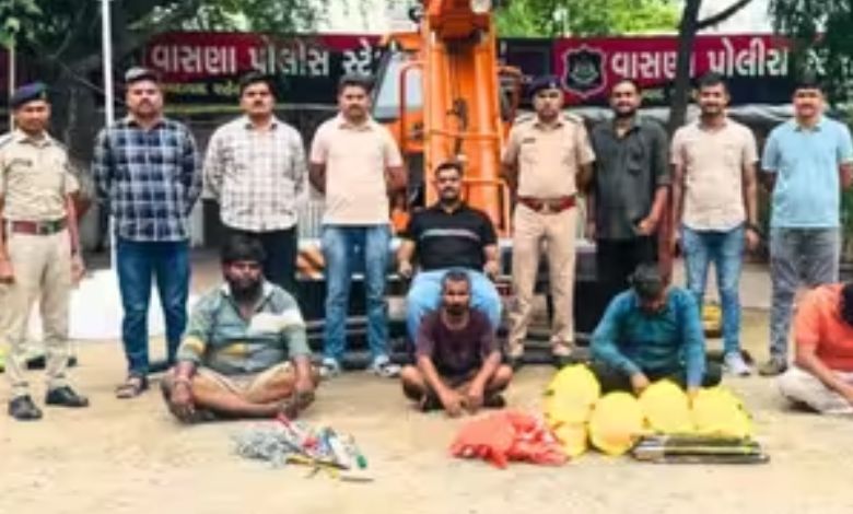 ક્રેનનો ઉપયોગ કરી ચાર જણ બીએસએનએલના કેબલ ચોરવા આવ્યા હતા, ગાર્ડની સુઝબુઝથી પોલીસે પકડ્યા