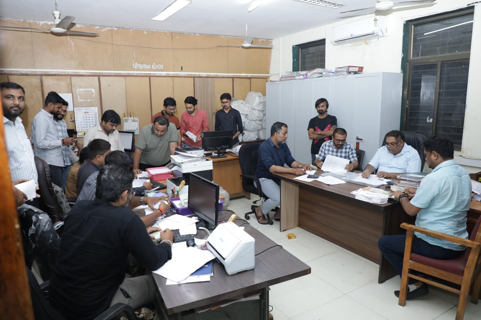 હર્ષ સંઘવી એકશન મોડમાંઃ સુરતને બેઠું કરવા અડધી રાત્રે ઘરે ઘરે ફરી લોકો સાથે વાત કરી, બેઠકો કરી.....