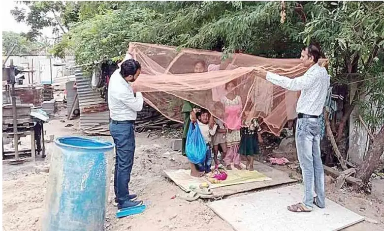 વિશ્વ મચ્છર દિને આરોગ્ય શિક્ષણની ઝુંબેશ: મુન્દ્રામાં શ્રમિક પરિવારને મચ્છરદાનીનું વિતરણ