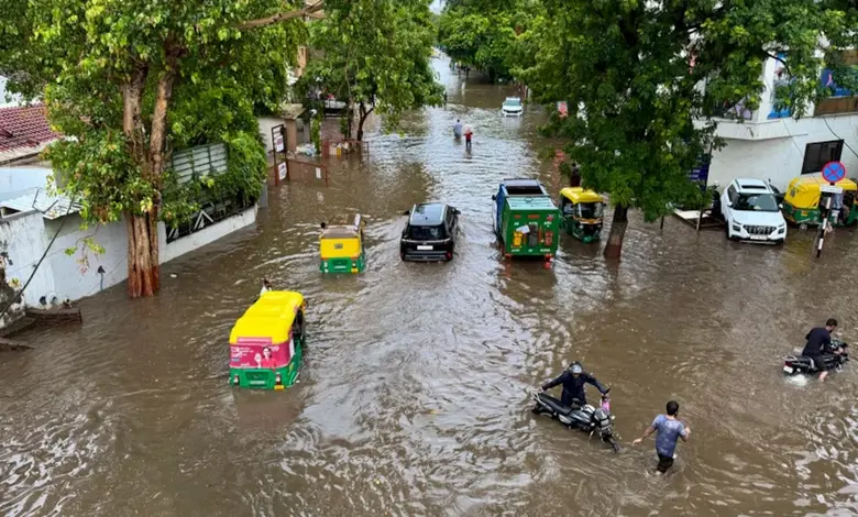 અમદાવાદ થયું પાણી-પાણી: 11 ઇંચ વરસાદ ખાબકતા હાહાકાર, શાળાઓ બંધ અને JCB-ટ્રેક્ટરથી રેસ્ક્યુની નોબત