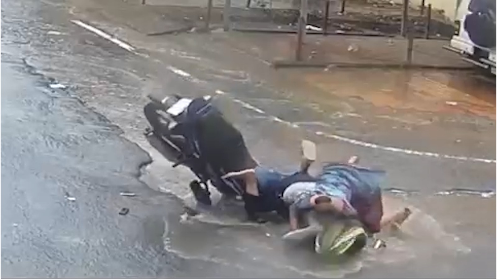 VIDEO: જૂનાગઢમાં વરસાદી પાણી ભરેલા ખાડામાં બાઈક સવાર દંપતી પટકાયું, પતિ રોડ પર ગોથા ખાઈ ગયો