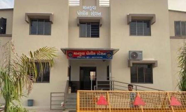 કચ્છમાં SMC રેડનો સપાટો: માનકુવા PI સહિત 3 પોલીસકર્મી સસ્પેન્ડ