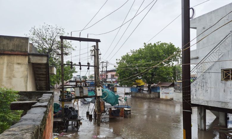 કચ્છના વાતાવરણમાં પલટો: ભુજ, અંજાર અને ગાંધીધામ સહિતના વિસ્તારોમાં છૂટોછવાયો વરસાદ