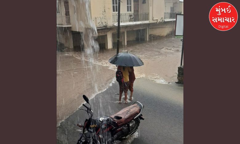 કચ્છમાં વાવાઝોડા અને વેગીલા વાયરા સાથે મેઘ પધરામણી, કચ્છ-મુંબઈ રેલ વ્યવહાર ખોરવાયો